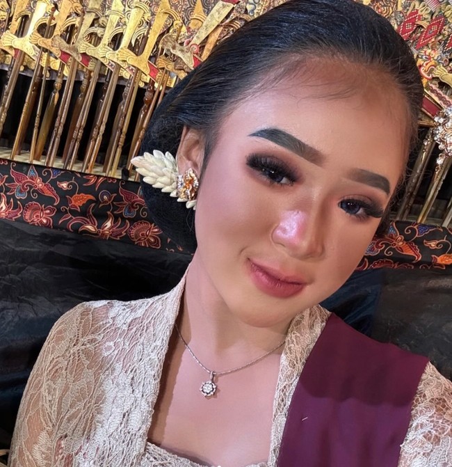 Lahir pada 29 Juni 2008, Niken saat ini masih berusia 16 tahun. Pesinden asal Kediri, Jawa Timur itu biasa membawakan lagu-lagu campursari dan Jawa. Foto: Instagram/@niken_salindry_reall