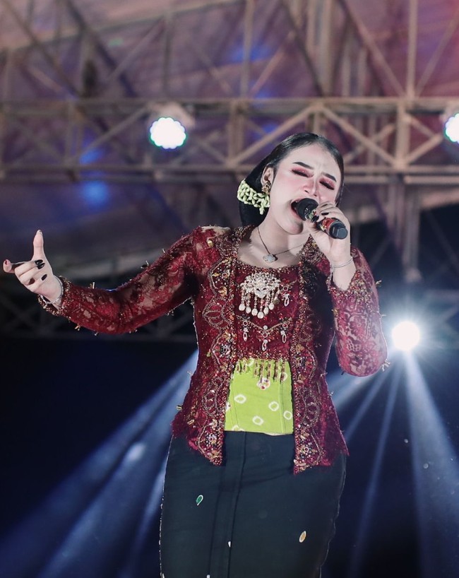 Bakat yang dimiliki Niken tampaknya diturunkan dari sang ayah yang merupakan seorang dalang bernama Ki Degleng Gondosupono. Sementara ibunya, Wiwin Arumita bekerja sebagai penata rias atau MUA. Foto: Instagram/@niken_salindry_reall