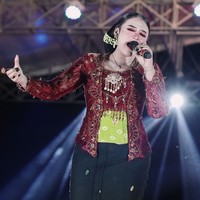 Bakat yang dimiliki Niken tampaknya diturunkan dari sang ayah yang merupakan seorang dalang bernama Ki Degleng Gondosupono. Sementara ibunya, Wiwin Arumita bekerja sebagai penata rias atau MUA. Foto: Instagram/@niken_salindry_reall