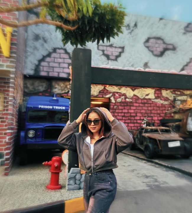 Melalui akun Instagram pribadinya Niken kerap membagikan foto-fotonya saat bernyanyi dan di kehidupannya sehari-hari. Biasa mengenakan kebaya dan sanggul saat tampil, penampilannya saat tak manggung tampak berbeda. Foto: Instagram/@niken_salindry_reall