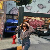 Melalui akun Instagram pribadinya Niken kerap membagikan foto-fotonya saat bernyanyi dan di kehidupannya sehari-hari. Biasa mengenakan kebaya dan sanggul saat tampil, penampilannya saat tak manggung tampak berbeda. Foto: Instagram/@niken_salindry_reall