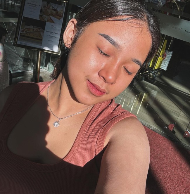 Tampil natural tanpa pulasan makeup berlebih, Niken tetap terlihat cantik. Penampilannya pun kerap banjir pujian. Foto: Instagram/@niken_salindry_reall