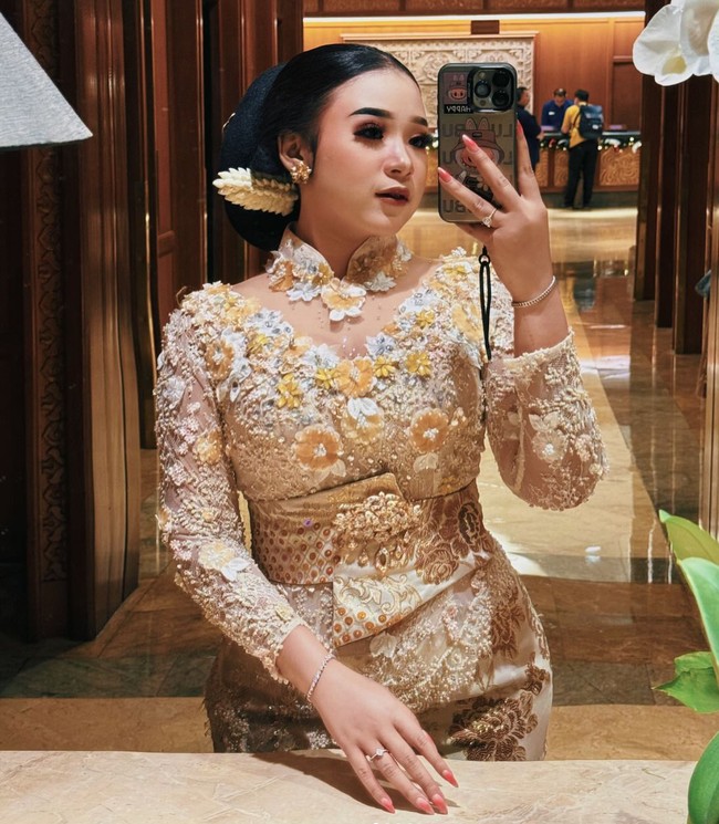 Penyanyi sinden Niken Salindry jadi perbincangan karena perlakuannya terhadap penjual es teh. Agar penjual es teh tersebut bisa ikut berjoget dan berbahagia, Niken sampai memborong dagangan penjual es teh. Foto: Instagram/@niken_salindry_reall