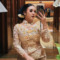 Penyanyi sinden Niken Salindry jadi perbincangan karena perlakuannya terhadap penjual es teh. Agar penjual es teh tersebut bisa ikut berjoget dan berbahagia, Niken sampai memborong dagangan penjual es teh. Foto: Instagram/@niken_salindry_reall