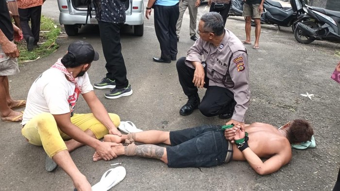 Polsii dan warga mengamankan ODGJ mengamuk di wilayah Sidemen, Rabu (04/12/2024). (dok. Polres Karangasem).