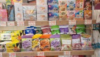 Siapa sih yang ngak suka mochi yang lembut itu menemani ngobrol saat kumpul keluarga? Traveler bisa nih membeli ragam cemilan mochi mini dengan beragam rasa. Mulai dari milk tea, brow sugar, taro, read bean, dan lainnya. Harganya pun bersahabat, mulai Rp 30 ribuan per bungkusnya.