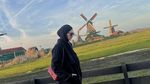 Potret Paula Verhoeven yang Lagi Kerja Sambil Liburan di Belanda