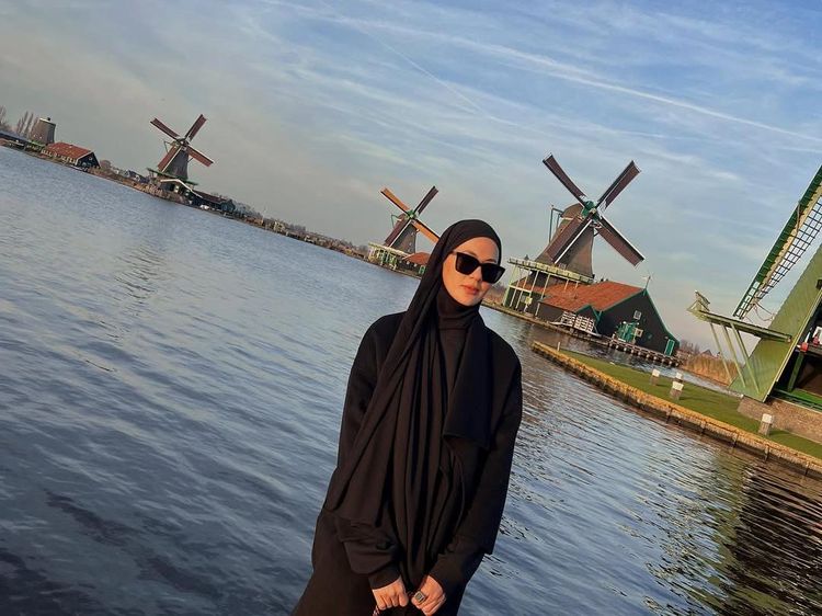 Potret Paula Verhoeven yang Lagi Kerja Sambil Liburan di Belanda