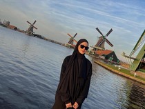 Potret Paula Verhoeven yang Lagi Kerja Sambil Liburan di Belanda