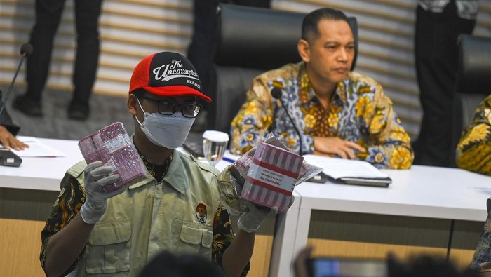 Petugas menunjukkan barang bukti saat konferensi pers terkait penetapan dan penahanan tersangka operasi tangkap tangan (OTT) KPK Penjabat (Pj) Wali Kota Pekanbaru Risnandar Mahiwa di Gedung Merah Putih, KPK, Jakarta, Rabu (4/12/2024). KPK menetapkan Penjabat (Pj) Wali Kota Pekanbaru Risnandar Mahiwa, Sekda Kota Pekanbaru Indra Pomi Nasution, dan Plt Kabag Umum Setda Pekanbaru Novin Karmila sebagai tersangka kasus dugaan korupsi pengelolaan anggaran Pemerintah Kota Pekanbaru, Riau dengan barang bukti uang tunai sekitar Rp6,8 miliar. ANTARA FOTO/Muhammad Ramdan/nym.