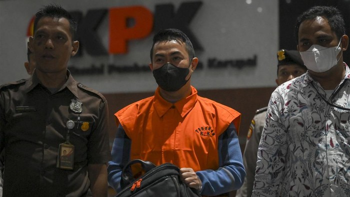 Petugas menunjukkan barang bukti saat konferensi pers terkait penetapan dan penahanan tersangka operasi tangkap tangan (OTT) KPK Penjabat (Pj) Wali Kota Pekanbaru Risnandar Mahiwa di Gedung Merah Putih, KPK, Jakarta, Rabu (4/12/2024). KPK menetapkan Penjabat (Pj) Wali Kota Pekanbaru Risnandar Mahiwa, Sekda Kota Pekanbaru Indra Pomi Nasution, dan Plt Kabag Umum Setda Pekanbaru Novin Karmila sebagai tersangka kasus dugaan korupsi pengelolaan anggaran Pemerintah Kota Pekanbaru, Riau dengan barang bukti uang tunai sekitar Rp6,8 miliar. ANTARA FOTO/Muhammad Ramdan/nym.
