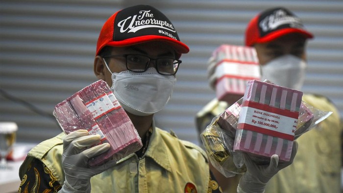 Petugas menunjukkan barang bukti saat konferensi pers terkait penetapan dan penahanan tersangka operasi tangkap tangan (OTT) KPK Penjabat (Pj) Wali Kota Pekanbaru Risnandar Mahiwa di Gedung Merah Putih, KPK, Jakarta, Rabu (4/12/2024). KPK menetapkan Penjabat (Pj) Wali Kota Pekanbaru Risnandar Mahiwa, Sekda Kota Pekanbaru Indra Pomi Nasution, dan Plt Kabag Umum Setda Pekanbaru Novin Karmila sebagai tersangka kasus dugaan korupsi pengelolaan anggaran Pemerintah Kota Pekanbaru, Riau dengan barang bukti uang tunai sekitar Rp6,8 miliar. ANTARA FOTO/Muhammad Ramdan/nym.