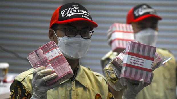 Petugas menunjukkan barang bukti saat konferensi pers terkait penetapan dan penahanan tersangka operasi tangkap tangan (OTT) KPK Penjabat (Pj) Wali Kota Pekanbaru Risnandar Mahiwa di Gedung Merah Putih, KPK, Jakarta, Rabu (4/12/2024). KPK menetapkan Penjabat (Pj) Wali Kota Pekanbaru Risnandar Mahiwa, Sekda Kota Pekanbaru Indra Pomi Nasution, dan Plt Kabag Umum Setda Pekanbaru Novin Karmila sebagai tersangka kasus dugaan korupsi pengelolaan anggaran Pemerintah Kota Pekanbaru, Riau dengan barang bukti uang tunai sekitar Rp6,8 miliar. ANTARA FOTO/Muhammad Ramdan/nym.