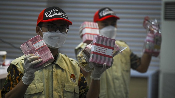 Petugas menunjukkan barang bukti saat konferensi pers terkait penetapan dan penahanan tersangka operasi tangkap tangan (OTT) KPK Penjabat (Pj) Wali Kota Pekanbaru Risnandar Mahiwa di Gedung Merah Putih, KPK, Jakarta, Rabu (4/12/2024). KPK menetapkan Penjabat (Pj) Wali Kota Pekanbaru Risnandar Mahiwa, Sekda Kota Pekanbaru Indra Pomi Nasution, dan Plt Kabag Umum Setda Pekanbaru Novin Karmila sebagai tersangka kasus dugaan korupsi pengelolaan anggaran Pemerintah Kota Pekanbaru, Riau dengan barang bukti uang tunai sekitar Rp6,8 miliar. ANTARA FOTO/Muhammad Ramdan/nym.