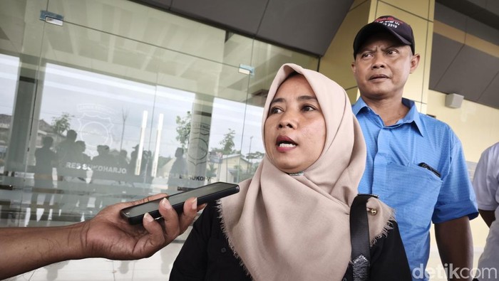 Ibu MAN, Yuliati, didampingi kuasa hukumnya, Ratno Agustio Hortomo, saat di Mapolres Sukoharjo, Rabu (4/12/2024).