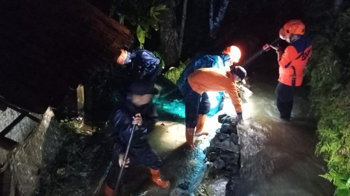 Petugas berupaya mengatasi TPT jebol di Sukabumi