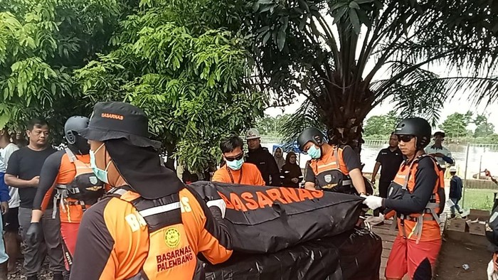 Petugas mengevakuasi jasad Agus korban getek terbalik di Muara Enim