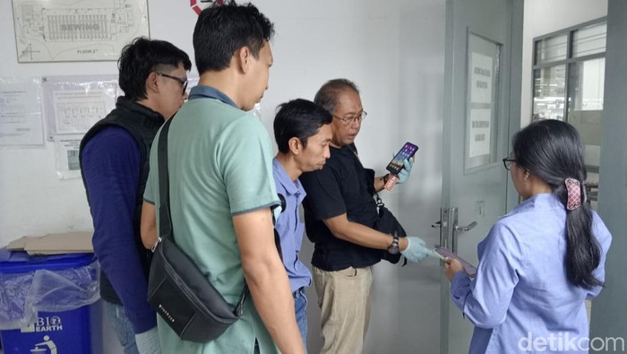 Polisi menggelar olah tkp kasus pencurian di pabrik garmen di Bawen, Semarang, Rabu (4/12/2024).