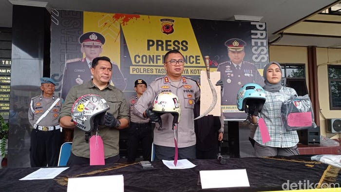 Polisi menunjukan barang bukti celurit geng motor brutal di Tasikmalaya.