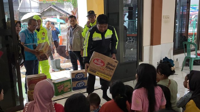Polisi menyalurkan bantuan untuk penyintas banjir di Sukabumi.