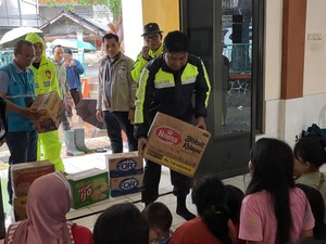 Polisi Salurkan Bantuan di Lokasi Pengungsian Sukabumi