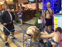 Viral Aksi Polisi Thailand Antar 2 Turis Mabuk Pakai Troli