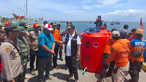 Polres Probolinggo kirim air bersih ke Gili Ketapang