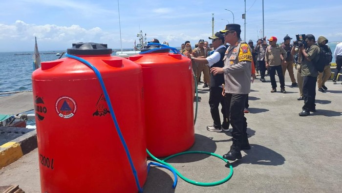 Polres Probolinggo kirim air bersih ke Gili Ketapang