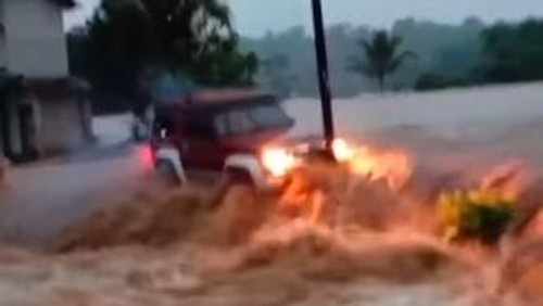Potongan video viral mobil terseret banjir di Sukabumi.