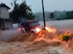 Detik-detik Mencekam Saat Mobil Terseret Banjir Bandang Sukabumi