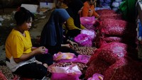 Sejumlah buruh wanita mengupas kulit bawang merah di Pasar Flamboyan, Pontianak, Kalimantan Barat, Selasa (4/12/2024).