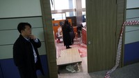 Kerusakan terlihat di dalam gedung Majelis Nasional Korea Selatan pada Rabu dini hari (4/12/2024) setelah deklarasi darurat militer oleh Presiden Yoon Suk Yeol. Kemudian, Presiden Korea Selatan Yoon Suk Yeol mengatakan bahwa ia akan mencabut deklarasi darurat militer yang telah diberlakukannya beberapa jam sebelumnya, untuk menghormati suara parlemen yang menentang tindakan tersebut.