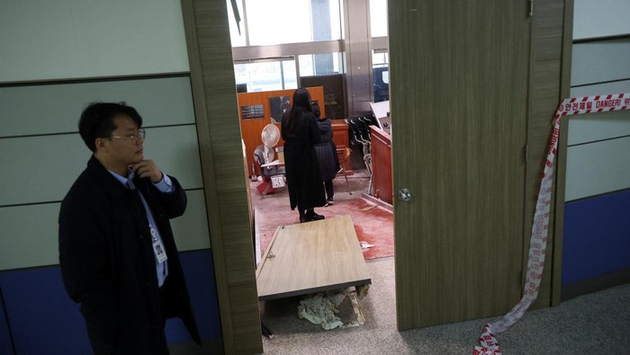 Potret Kerusakan di Gedung Parlemen Korsel Usai Anggota Tolak Darurat Militer Officials remove the furniture barricades from the doors of the National Assembly building, after South Korean President Yoon Suk Yeol declared martial law, in Seoul, South Korea, December 4, 2024. REUTERS/Kim Hong-Ji TPX IMAGES OF THE DAY