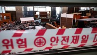 Berdasarkan hukum Korea Selatan, presiden harus segera mencabut darurat militer jika parlemen menuntutnya dengan suara mayoritas. Partainya sendiri mendesaknya untuk mencabut keputusan tersebut.