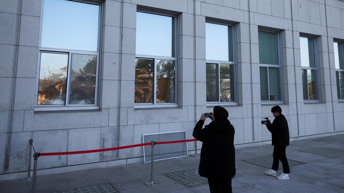 Potret Kerusakan di Gedung Parlemen Korsel Usai Anggota Tolak Darurat Militer Officials remove the furniture barricades from the doors of the National Assembly building, after South Korean President Yoon Suk Yeol declared martial law, in Seoul, South Korea, December 4, 2024. REUTERS/Kim Hong-Ji TPX IMAGES OF THE DAY