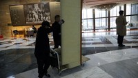 Namun, anggota parlemen yang marah menolak keputusan tersebut, saat para pengunjuk rasa berkumpul di luar gedung parlemen dalam krisis politik terbesar di negara itu dalam beberapa dekade.