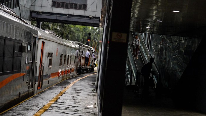Sejumlah penumpang berjalan menuju gerbong kereta api Malabar tujuan akhir Kota Malang di Stasiun Bandung, Jawa Barat, Rabu (4/12/2024). Data dari Badan Pusat Statistik (BPS) mencatat, jumlah penumpang kereta yang berangkat pada Oktober 2024 sebanyak 38,3 juta orang atau naik 6,82 persen dibanding September 2024. ANTARA FOTO/Raisan Al Farisi/YU
