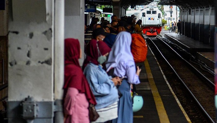 Sejumlah penumpang berjalan menuju gerbong kereta api Malabar tujuan akhir Kota Malang di Stasiun Bandung, Jawa Barat, Rabu (4/12/2024). Data dari Badan Pusat Statistik (BPS) mencatat, jumlah penumpang kereta yang berangkat pada Oktober 2024 sebanyak 38,3 juta orang atau naik 6,82 persen dibanding September 2024. ANTARA FOTO/Raisan Al Farisi/YU