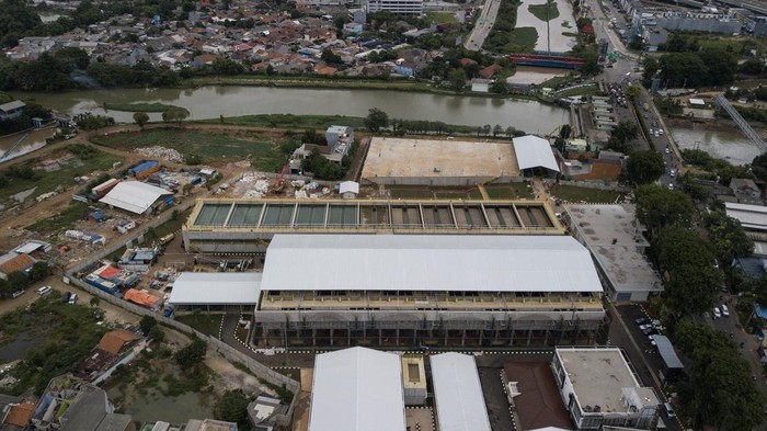 Potret Pembangunan SPAM Jatiluhur I di Bekasi Foto udara pembangunan Sistem Penyediaan Air Minum (SPAM) Regional Jatiluhur I di samping pintu air Kali Bekasi di Margahayu, Bekasi, Jawa Barat, Selasa (3/12/2024). Menurut Kementerian Pekerjaan Umum (PU) SPAM Jatiluhur I dengan kapasitas sekitar 4.000 liter per detik merupakan salah satu infrastruktur sumber daya air yang akan diresmikan pada akhir Desember 2024 dan diharapkan dapat berperan dalam menangani penurunan permukaan tanah (land subsidence) di pesisir utara Jakarta serta sekitarnya akibat penggunaan air tanah yang berlebihan. ANTARA FOTO/ Fakhri Hermansyah/foc.