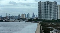 Diketahui air laut yang menggerogoti bangunan masjid pada tahun 2009 ini masih sebatas mata kaki.  