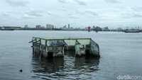 Masjid Wal Aduna yang tenggelam oleh air laut di Muara Baru, Jakarta Utara, pada Rabu (4/12/2024).  