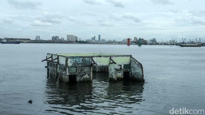 Penampakan Puing Masjid Wal Aduna yang Ditenggelamkan Air Laut