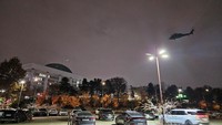 Warga Korea Selatan (Korsel) berdemo di gedung parlemen usai Presiden Yoon Suk Yeol mengumumkan darurat militer. Pasukan khusus Korsel masuk ke dalam gedung parlemen. (REUTERS/YONHAP)
