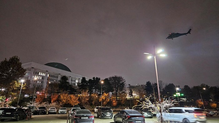 Presiden Korsel Sempat Umumkan Darurat Militer, Warga Panik A helicopter flies around the National Assembly hall after South Korean President Yoon Suk Yeol declared martial law in Seoul, South Korea, December 3, 2024. Yonhap via REUTERS THIS IMAGE HAS BEEN SUPPLIED BY A THIRD PARTY. NO RESALES. NO ARCHIVES. SOUTH KOREA OUT. NO COMMERCIAL OR EDITORIAL SALES IN SOUTH KOREA.