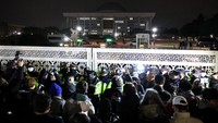 Seperti dilansir AFP, Selasa (3/12/2024), ratusan orang berkumpul di parlemen Korea Selatan pada Rabu (4/3) dini hari untuk memprotes penerapan darurat militer, menurut rekaman langsung. (REUTERS/Kim Hong-Ji)