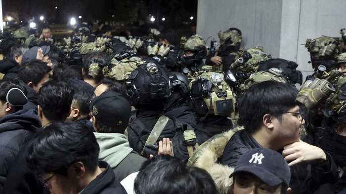 South Korean martial law soldiers try to enter the National Assembly compound in Seoul, South Korea, Wednesday, Dec. 4, 2024. (Cho Sung-bong/Newsis via AP)