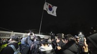 Presiden Korea Selatan, Yoon Suk Yeol, mengumumkan darurat militer di negaranya. Seluruh kegiatan politik di Korea Selatan dilarang. (AP Photo/Lee Jin-man)