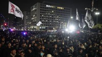 Pemimpin oposisi Korea Selatan, Lee Jae-myung, mengecam darurat militer yang baru diberlakukan itu sebagai ilegal dan meminta masyarakat untuk berkumpul di parlemen sebagai bentuk protes. (AP Photo/Ahn Young-joon)