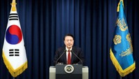 Presiden Korea Selatan Yoon Suk Yeol menyampaikan pidato untuk mendeklarasikan darurat militer di Seoul, Korea Selatan, Selasa (3/12/2024) dini hari waktu setempat. (The Presidential Office/Handout via REUTERS)