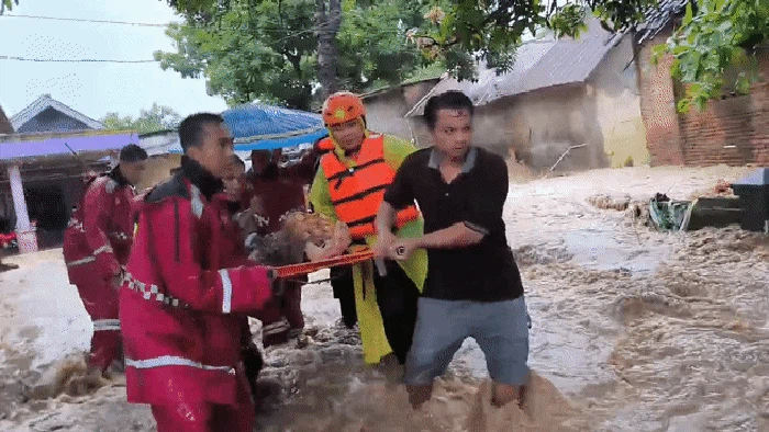 Proses evakuasi korban banjir Sukabumi